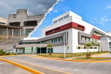 Vista aérea del nuevo Hospital General de Cárdenas, Tabasco, con sus edificios, accesos y áreas exteriores terminadas.