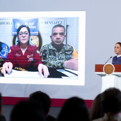 La presidenta Claudia Sheinbaum informa sobre los operativos de emergencia por el huracán Simon y la tormenta tropical Rachel en el Pacífico mexicano.
