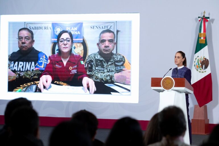 La presidenta Claudia Sheinbaum informa sobre los operativos de emergencia por el huracán Simon y la tormenta tropical Rachel en el Pacífico mexicano.