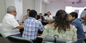 Doctora Leny Beatriz Ble Acosta imparte la clase de Historia del Pensamiento Político a estudiantes de la Generación 05 del IAP Tabasco.