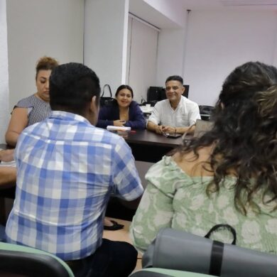 Doctora Leny Beatriz Ble Acosta imparte la clase de Historia del Pensamiento Político a estudiantes de la Generación 05 del IAP Tabasco.