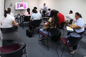 Estudiantes de la generación 04 de Administración Pública y Gobierno del IAP Tabasco durante una sesión de Ciencia Política.
