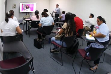 Estudiantes de la generación 04 de Administración Pública y Gobierno del IAP Tabasco durante una sesión de Ciencia Política.