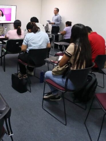 Estudiantes de la generación 04 de Administración Pública y Gobierno del IAP Tabasco durante una sesión de Ciencia Política.