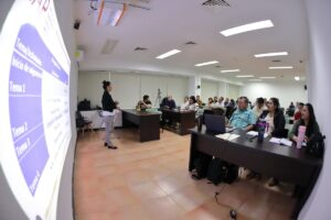 Flora María Montejo Reyes junto a estudiantes de la generación 13 de la Maestría en Auditoría y Evaluación Gubernamental del IAP Tabasco durante una sesión académica.