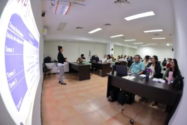 Flora María Montejo Reyes junto a estudiantes de la generación 13 de la Maestría en Auditoría y Evaluación Gubernamental del IAP Tabasco durante una sesión académica.