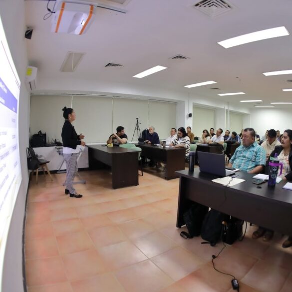 Flora María Montejo Reyes junto a estudiantes de la generación 13 de la Maestría en Auditoría y Evaluación Gubernamental del IAP Tabasco durante una sesión académica.