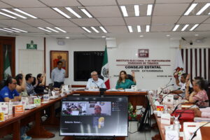Consejeros y representantes de partidos levantan la mano en votación del Consejo Estatal del IEPC Tabasco, octubre de 2026