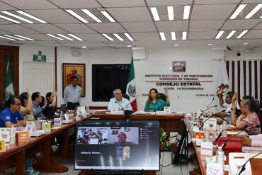 Consejeros y representantes de partidos levantan la mano en votación del Consejo Estatal del IEPC Tabasco, octubre de 2026