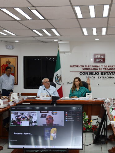 Consejeros y representantes de partidos levantan la mano en votación del Consejo Estatal del IEPC Tabasco, octubre de 2026