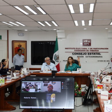 Consejeros y representantes de partidos levantan la mano en votación del Consejo Estatal del IEPC Tabasco, octubre de 2026