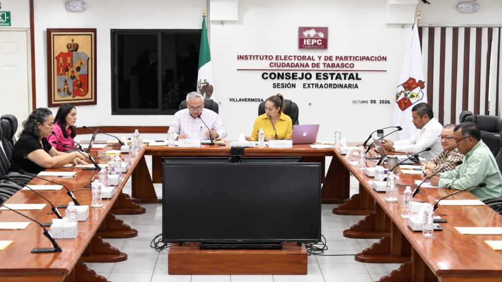 Elizabeth Nava Gutiérrez preside una sesión extraordinaria del Consejo Estatal del IEPCT, con consejerías ubicadas a ambos lados de la mesa.