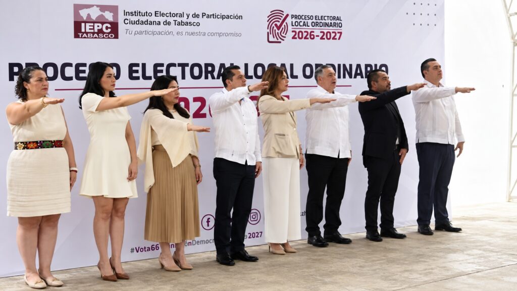 Consejeros y asistentes rinden honores a la bandera durante la sesión de inicio del proceso electoral de Tabasco.