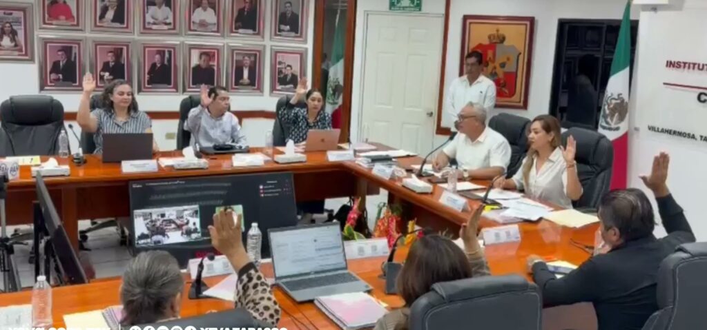 Consejeros del IEPCT levantan la mano durante la votación unánime para designar a Rigoberto de la O como secretario ejecutivo.