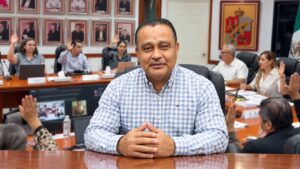 Consejeros del IEPCT levantan la mano durante la votación unánime para designar a Rigoberto de la O como secretario ejecutivo.