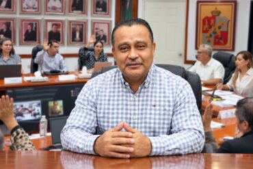 Consejeros del IEPCT levantan la mano durante la votación unánime para designar a Rigoberto de la O como secretario ejecutivo.