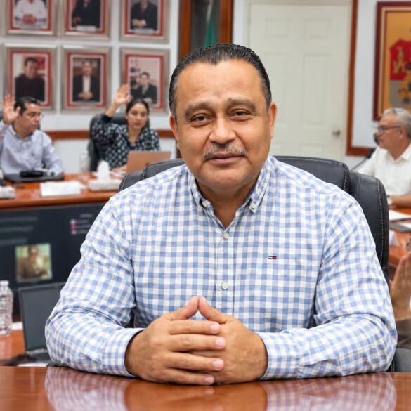 Consejeros del IEPCT levantan la mano durante la votación unánime para designar a Rigoberto de la O como secretario ejecutivo.