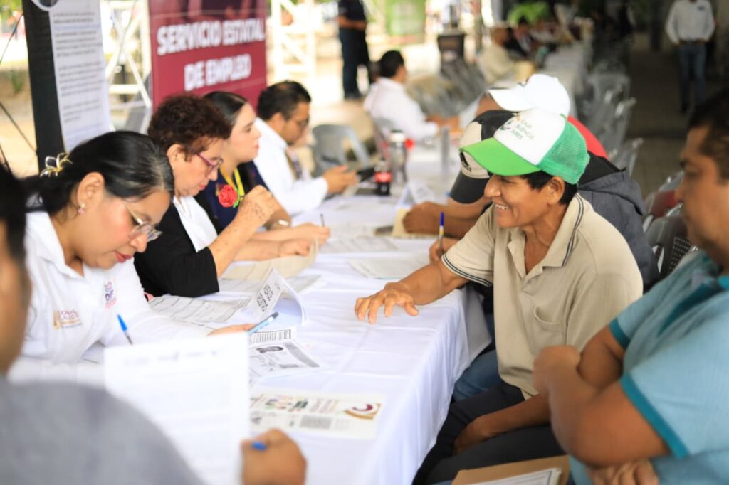 Participante con muletas realiza gestiones documentales en una mesa de atención de la Feria Nacional de Empleo en Comalcalco.