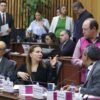 Consejeros y representantes partidistas dialogan durante una sesión del Consejo General del INE en la que se revisaron nombramientos electorales.