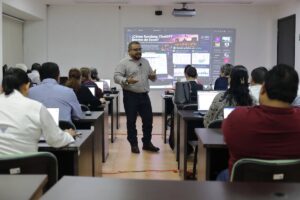 Gonzalo García Cruz junto a participantes del curso-taller de inteligencia artificial para gobiernos municipales impartido por el IAP Tabasco.