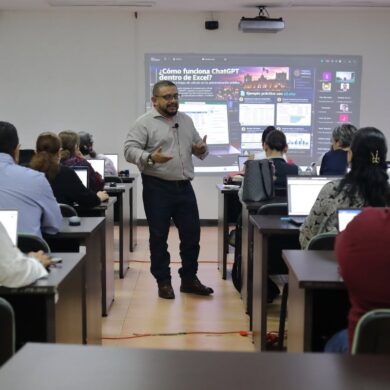 Gonzalo García Cruz junto a participantes del curso-taller de inteligencia artificial para gobiernos municipales impartido por el IAP Tabasco.