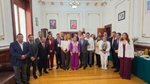 Fotografía grupal de Clara Brugada, Javier May y otros mandatarios y funcionarios durante el segundo informe de gobierno de la jefa de Gobierno de Ciudad de México.