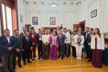 Fotografía grupal de Clara Brugada, Javier May y otros mandatarios y funcionarios durante el segundo informe de gobierno de la jefa de Gobierno de Ciudad de México.