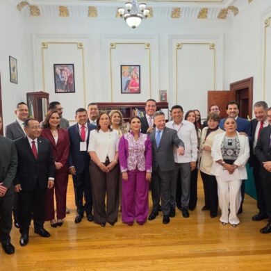 Fotografía grupal de Clara Brugada, Javier May y otros mandatarios y funcionarios durante el segundo informe de gobierno de la jefa de Gobierno de Ciudad de México.