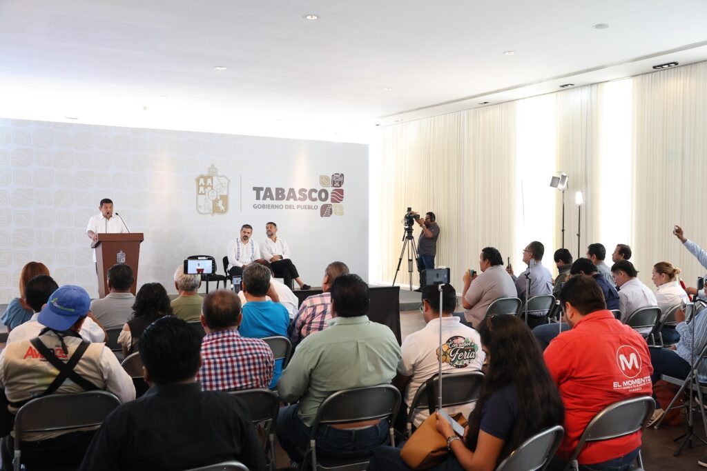 El gobernador Javier May Rodríguez informa sobre el avance de las Jornadas de Atención al Pueblo durante su conferencia de prensa del 12 de octubre de 2026, en Villahermosa.