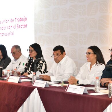 Javier May Rodríguez encabeza una reunión con representantes del Consejo Coordinador Empresarial de Tabasco para abordar inversiones y proyectos económicos.