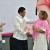 Javier May Rodríguez entrega personalmente un apoyo a una mujer beneficiaria durante la jornada de prótesis mamarias en Tabasco.