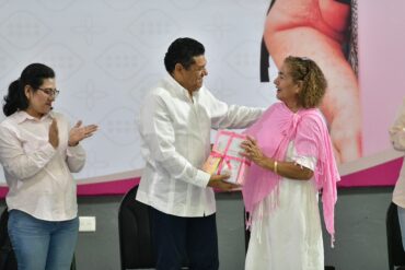 Javier May Rodríguez entrega personalmente un apoyo a una mujer beneficiaria durante la jornada de prótesis mamarias en Tabasco.