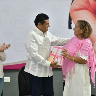 Javier May Rodríguez entrega personalmente un apoyo a una mujer beneficiaria durante la jornada de prótesis mamarias en Tabasco.