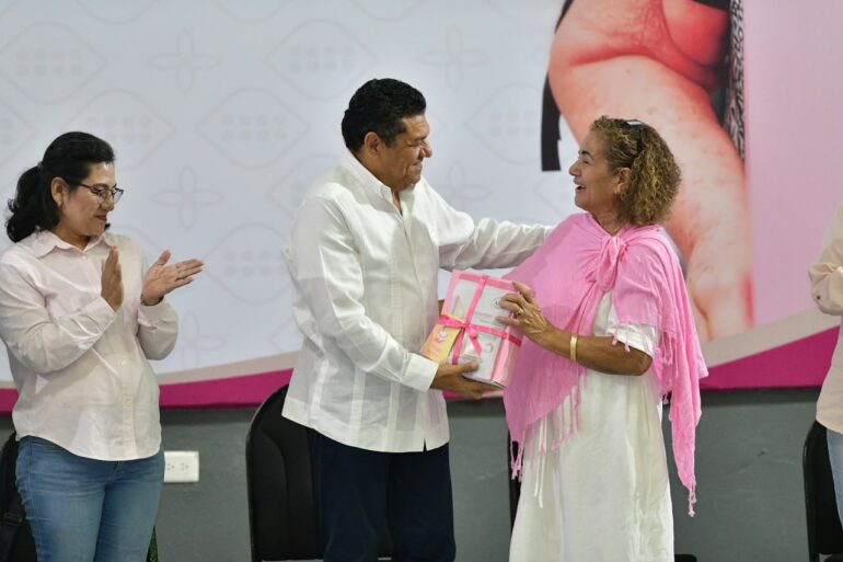 Javier May Rodríguez entrega personalmente un apoyo a una mujer beneficiaria durante la jornada de prótesis mamarias en Tabasco.
