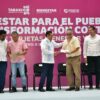 Javier May Rodríguez entrega una tarjeta de Bienestar y Plenitud a un beneficiario durante un acto en Centro, Tabasco.