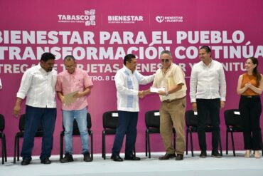 Javier May Rodríguez entrega una tarjeta de Bienestar y Plenitud a un beneficiario durante un acto en Centro, Tabasco.