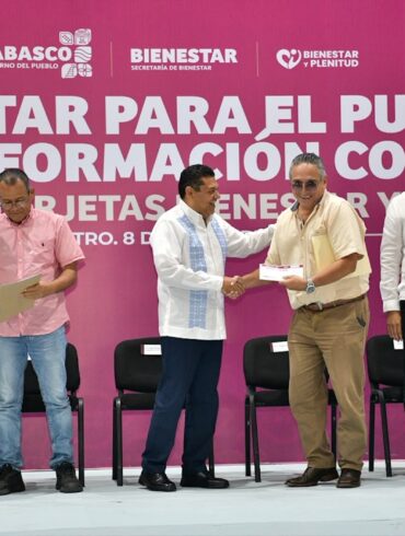 Javier May Rodríguez entrega una tarjeta de Bienestar y Plenitud a un beneficiario durante un acto en Centro, Tabasco.