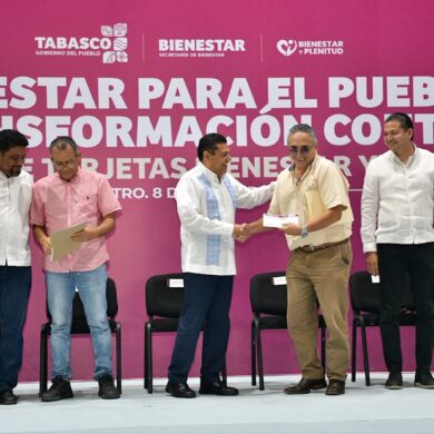 Javier May Rodríguez entrega una tarjeta de Bienestar y Plenitud a un beneficiario durante un acto en Centro, Tabasco.