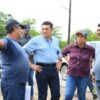 Javier May conversa con habitantes durante un recorrido por la zona donde se rehabilitará la carretera a Oxiacaque, Nacajuca.