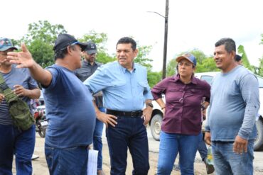 Javier May conversa con habitantes durante un recorrido por la zona donde se rehabilitará la carretera a Oxiacaque, Nacajuca.