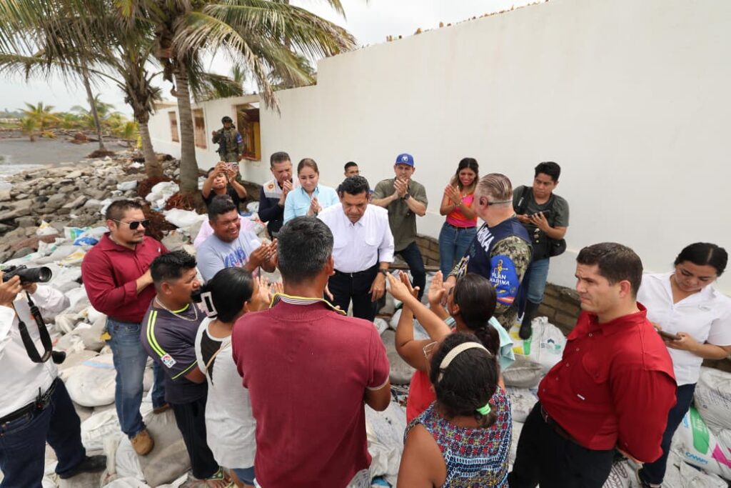 Javier May Rodríguez rodeado de habitantes y personal del Plan Marina en una comunidad costera de Paraíso