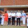 Javier May Rodríguez encabeza el corte de listón durante la inauguración del Centro DIF Pilares en Comalcalco, acompañado de autoridades y participantes.