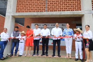 Javier May Rodríguez encabeza el corte de listón durante la inauguración del Centro DIF Pilares en Comalcalco, acompañado de autoridades y participantes.