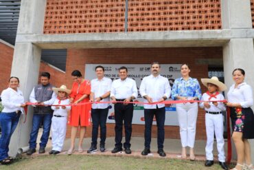 Javier May Rodríguez encabeza el corte de listón durante la inauguración del Centro DIF Pilares en Comalcalco, acompañado de autoridades y participantes.