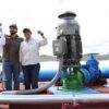 Javier May Rodríguez y funcionarios estatales junto a equipos de bombeo y tuberías del nuevo sistema de agua potable en Comalcalco.