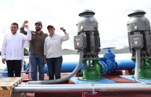 Javier May Rodríguez y funcionarios estatales junto a equipos de bombeo y tuberías del nuevo sistema de agua potable en Comalcalco.