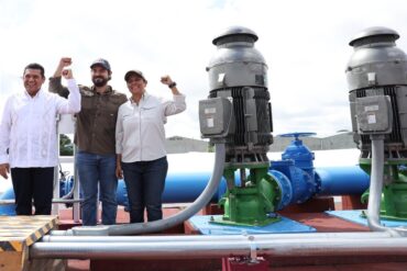 Javier May Rodríguez y funcionarios estatales junto a equipos de bombeo y tuberías del nuevo sistema de agua potable en Comalcalco.
