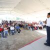 Javier May Rodríguez habla ante habitantes reunidos durante una Jornada de Atención al Pueblo en el poblado C-25 de Huimanguillo, Tabasco.