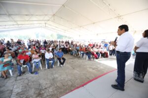 Javier May Rodríguez habla ante habitantes reunidos durante una Jornada de Atención al Pueblo en el poblado C-25 de Huimanguillo, Tabasco.
