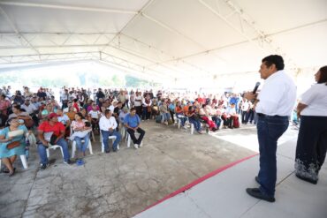 Javier May Rodríguez habla ante habitantes reunidos durante una Jornada de Atención al Pueblo en el poblado C-25 de Huimanguillo, Tabasco.